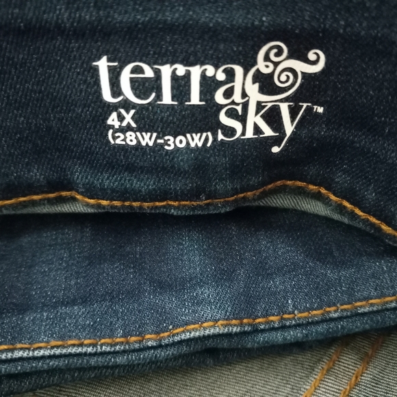 Women's Plus Size Bermuda Short - Picture 6 of 6